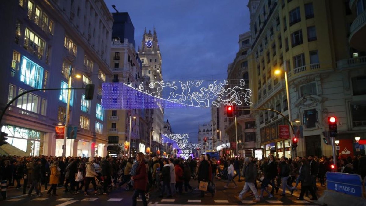 Numerosas personas caminan por la Gran Vía en Madrid.-J P GANDUL (EFE)