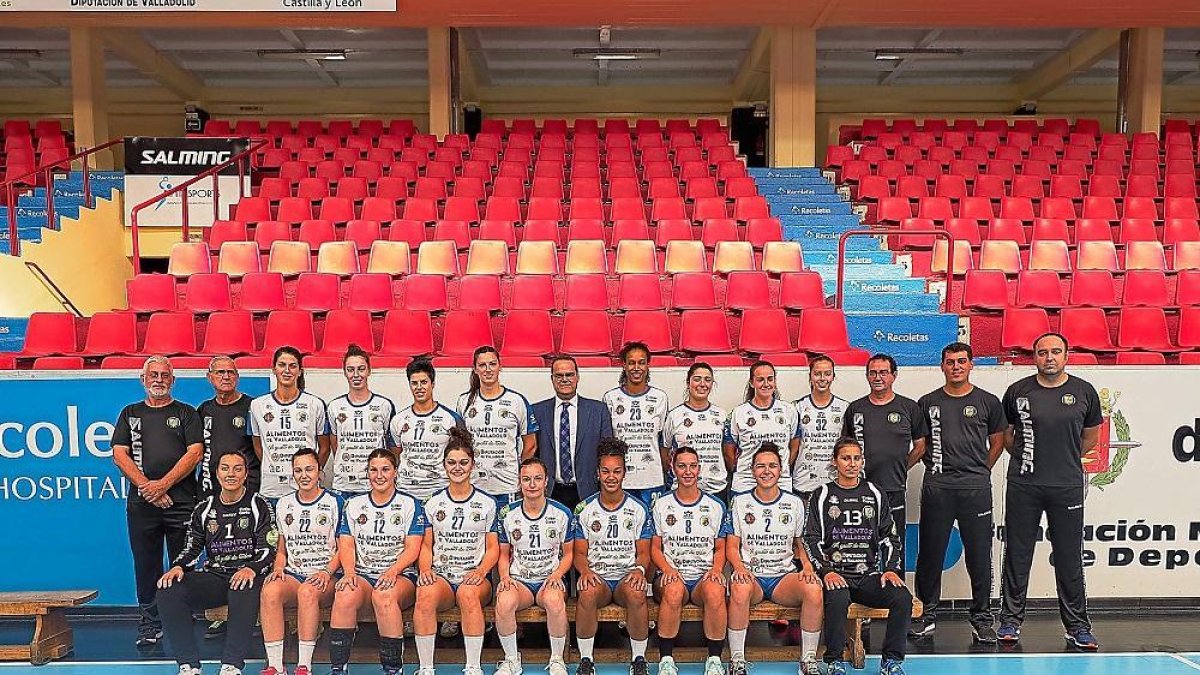Foto oficial del BM Aula Alimentos de Valladolid con su nueva equipación.-PABLO REQUEJO