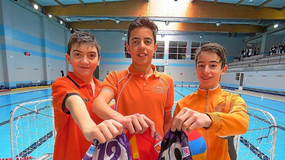 David Gómez, José Manuel Velázquez y Nil Gimeno posan con los cascos regionales.-EL MUNDO