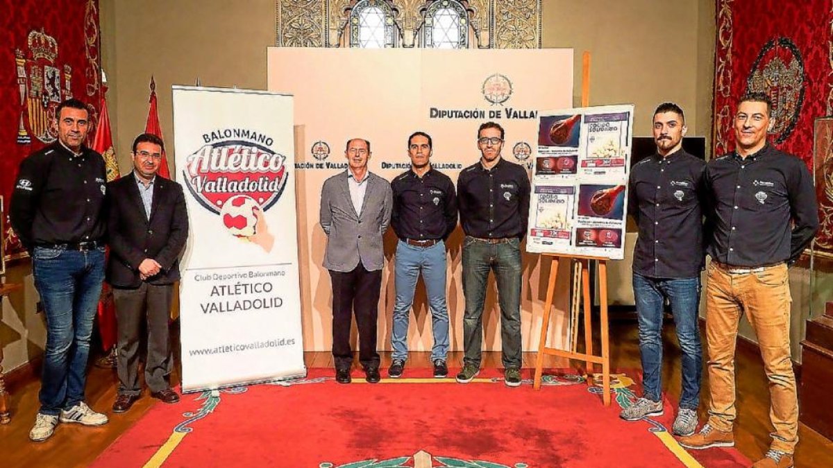 De izquierda a derecha, David Pisonero, Roberto Díez (alcalde de Peñafiel), Luis Minguela (diputado de Deportes), Mario Arranz, Fernando Hernández, Roberto Pérez y Óscar Ollero, durante la presentación del Torneo.-EM