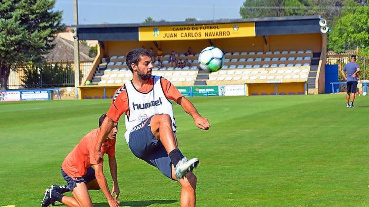 Villalibre pega al balón en su primer entrenamiento.-MARIO MIGUEL