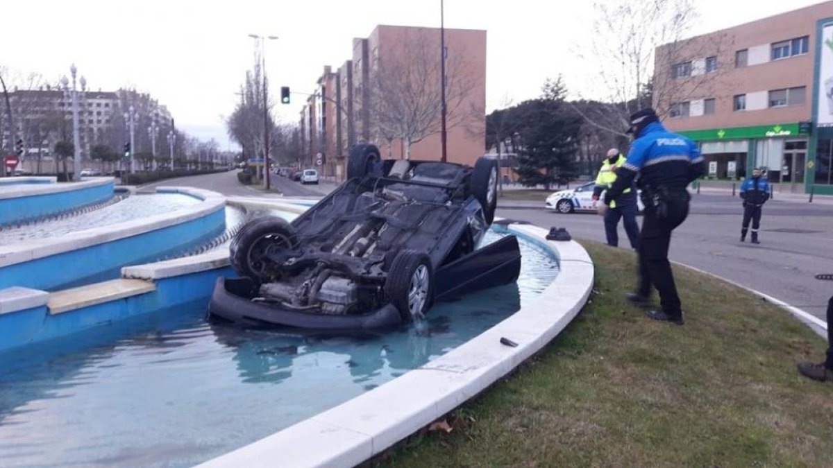 Imagen del coche en el interior de la fuente.-TWITTER POLICÍA MUNICIPAL