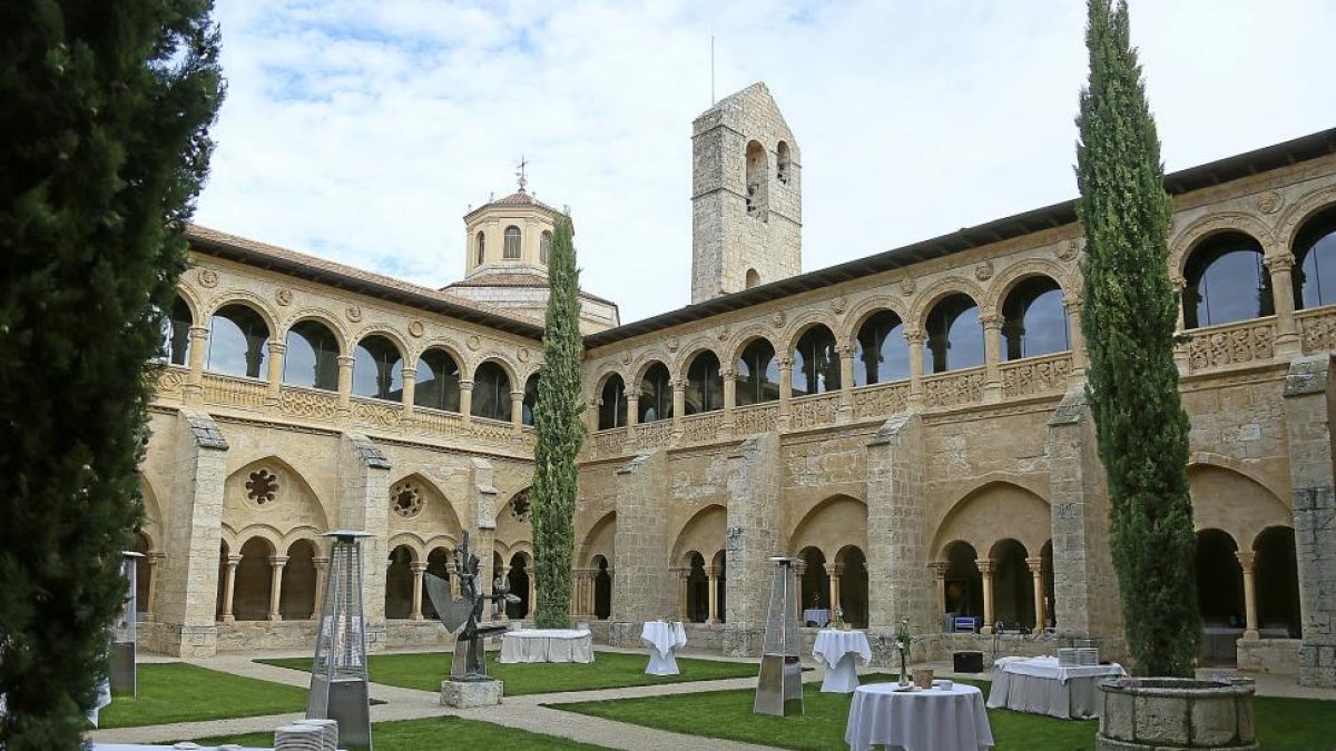El patio interior del Hotel Balneario Monasterio de Valbuena, en la provincia vallisoletana.-ICAL