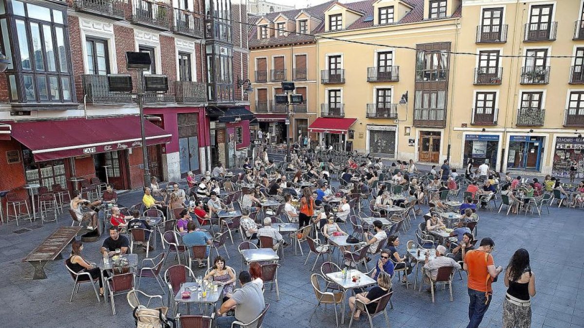 Terrazas de dos establecimientos junto a la catedral.-E.M.