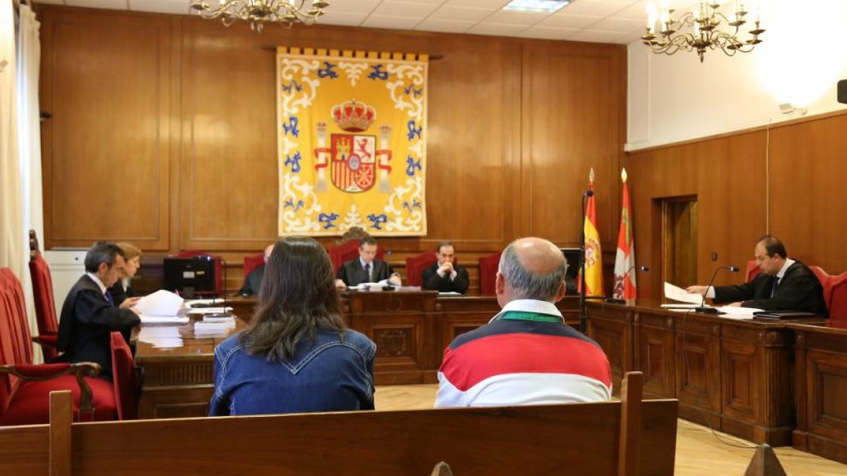 Juicio a dos acusados, uno de ellos una empleada de la Comisión Nacional del Mercado de Valores (CNMV), por presunto delito de estafa o de apropiación indebida en Segovia-Ical