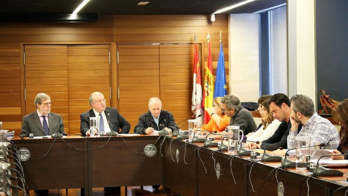 Aparicio, Cabero y Temprano, el pasado 2 de diciembre en el pleno donde del CES que debatió la reforma tributaria.-E.M.