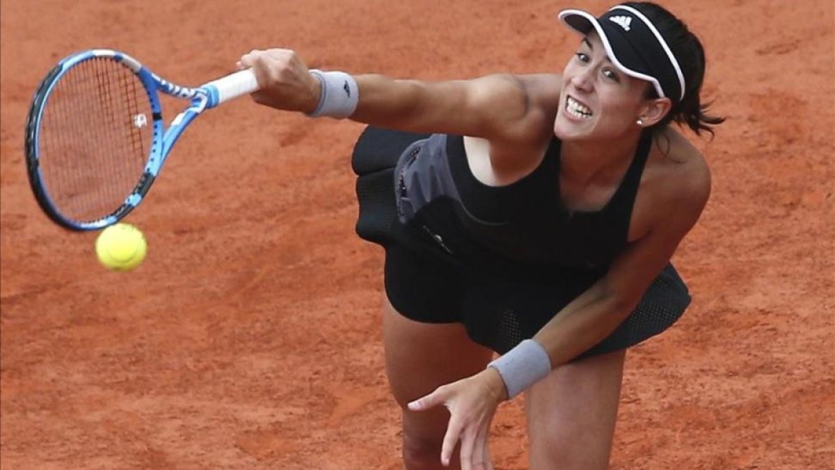 Muguruza ejecuta un saque, en el partido con Sharapova.-/ AP / THIBAULT CAMUS