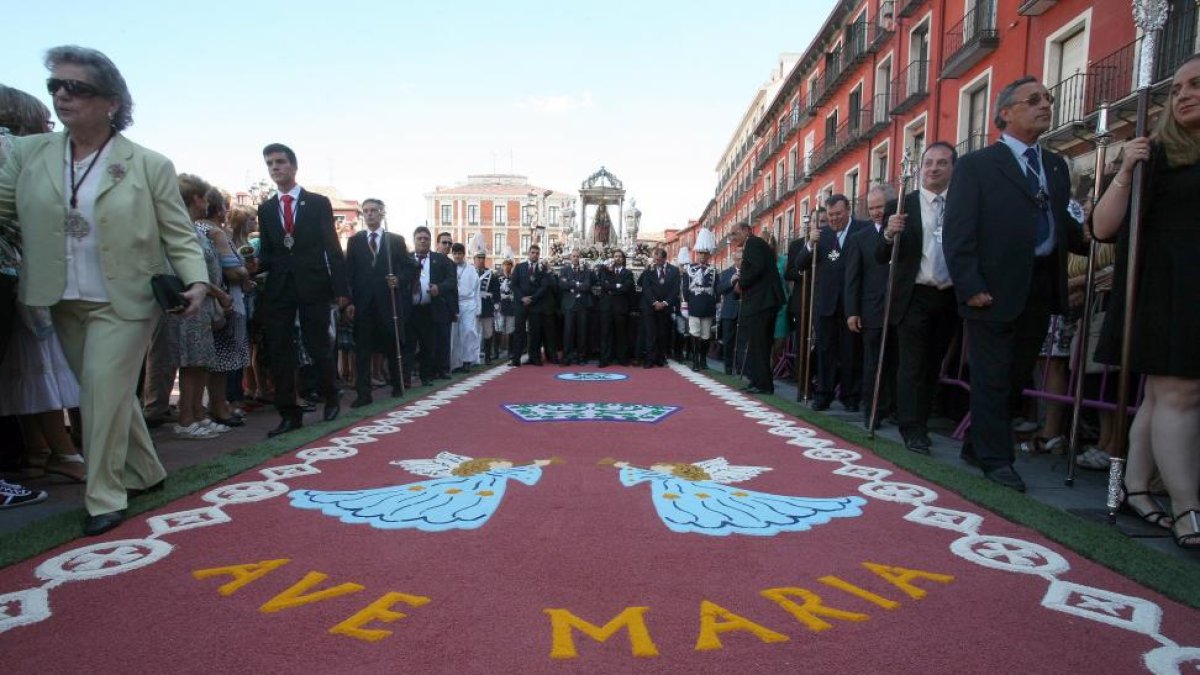 Procesión de la Virgen Nuestra Señora de San Lorenzo a su paso por la alfombra de la Plaza Mayor.-ICAL