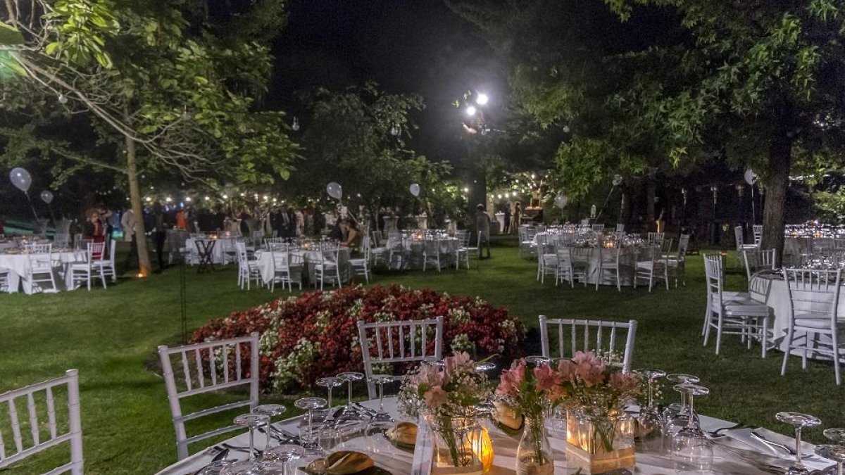 Ambiente de una celebración de boda que se organizan en este entorno idílico cagado de historia, naturaleza y romanticismo. Un equipo de profesionales cuidan hasta del más mínimo detalle.-L. P.