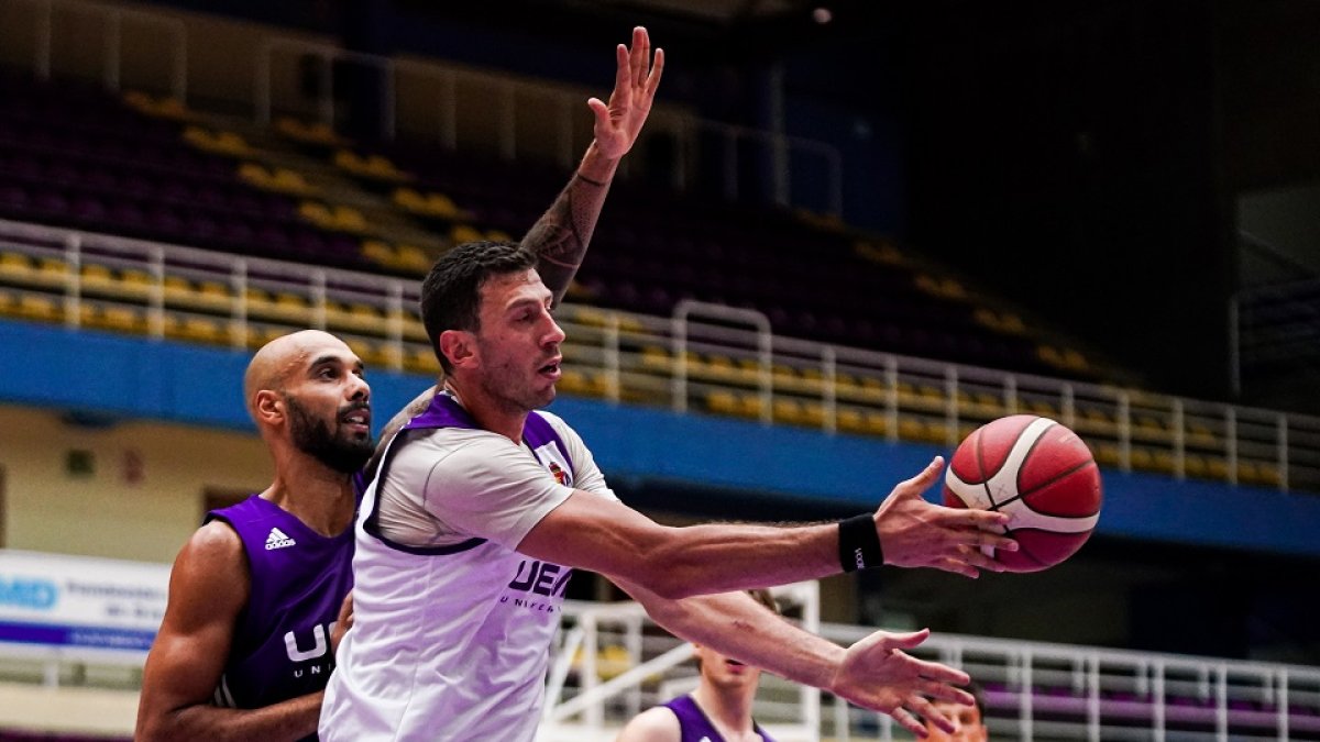 Sergio de la Fuente ante Raffington en un entrenamiento. / RVB