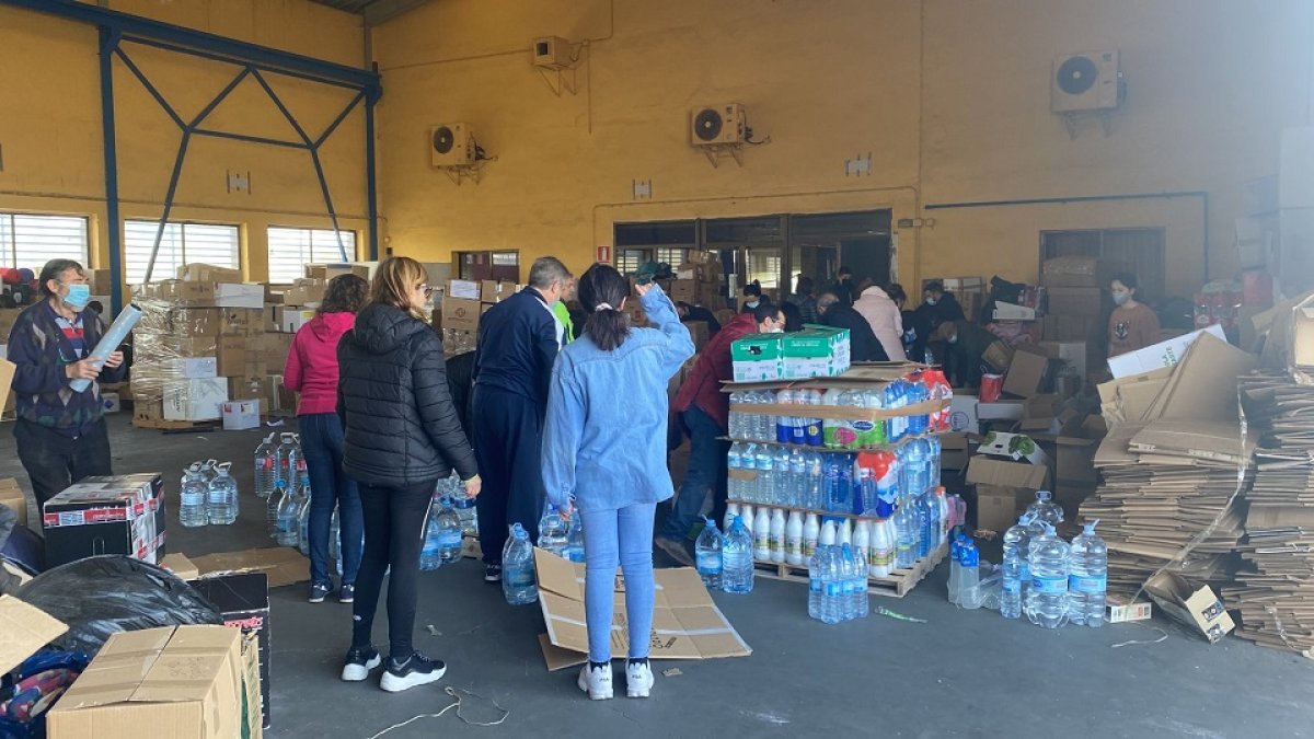 Nave industrial en La Cistérniga donde se recolecta todo tipo de ayuda para Ucrania.- EM