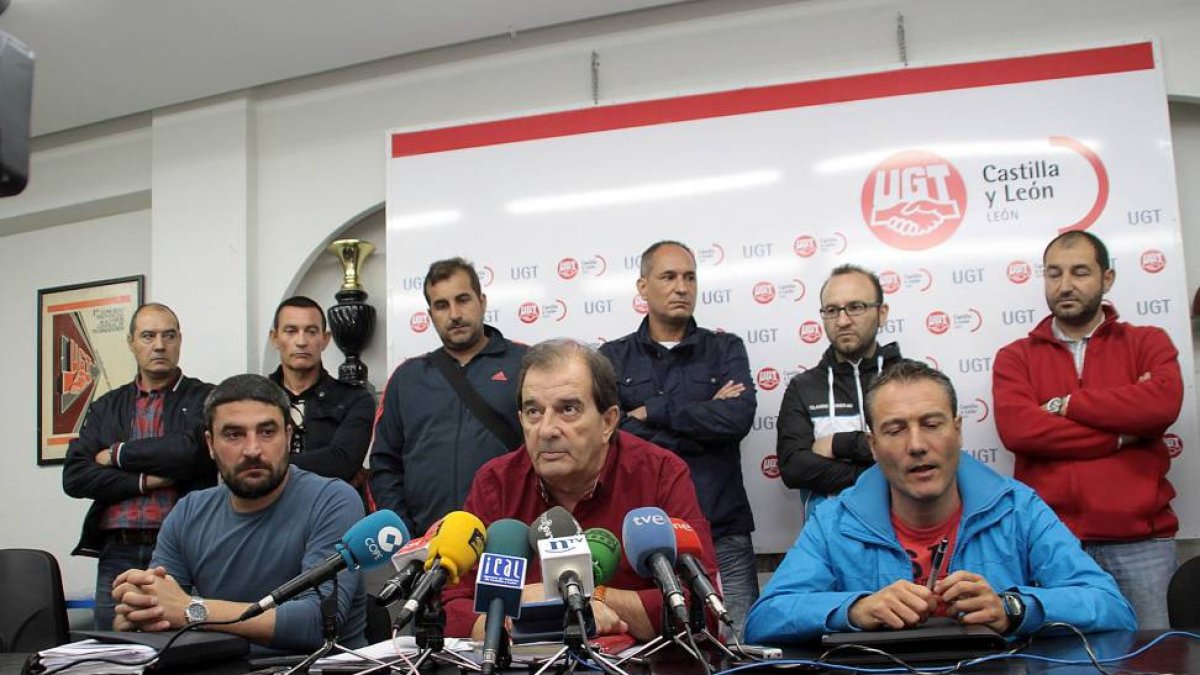 El responsable estatal del sector minero de Fitag-UGT, Víctor Fernández(C), y el responsable regional de Castilla y León del sector minero, Jorge Díez(D), presiden una rueda de prensa para abordar la situación del sector de la minería y anunciar el calend-ICAL