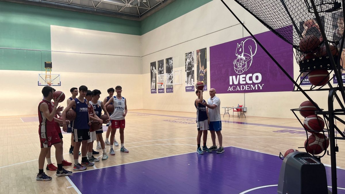 Mike Hansen corrige un lanzamiento a uno de los jugadores. / E. M.