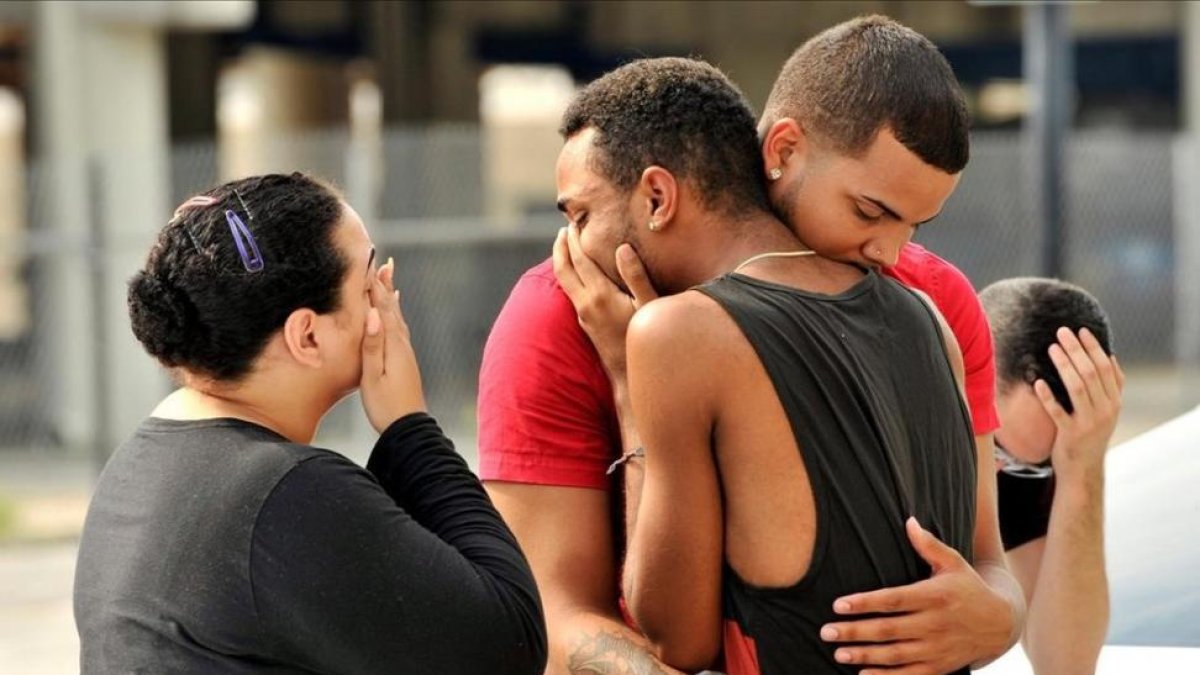 Amigos y familiares de los fallecidos en un atentado contra la comunidad LGTB en Orlando.-REUTERS / STEVE NESIUS