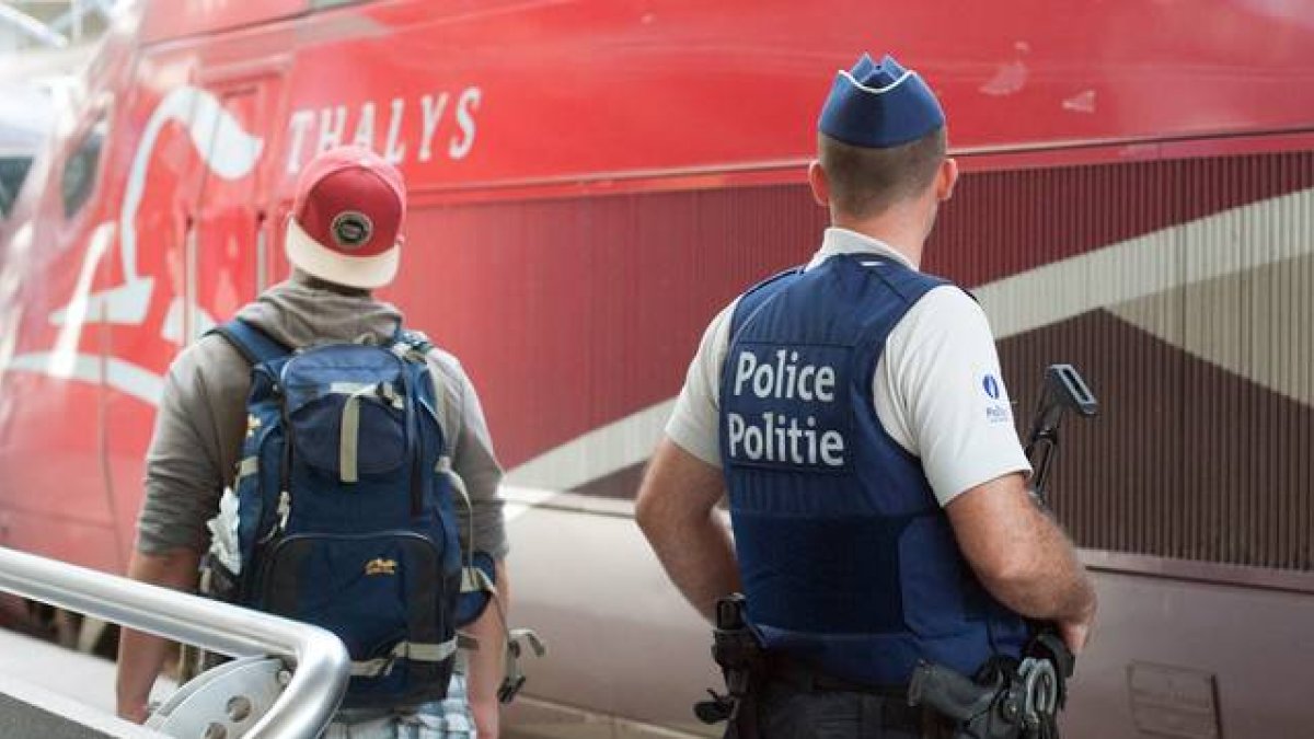Un policía belga un tren Thalys en una estación de Bruselas.-Foto: AP / FRANCOIS WALSCHAERTS