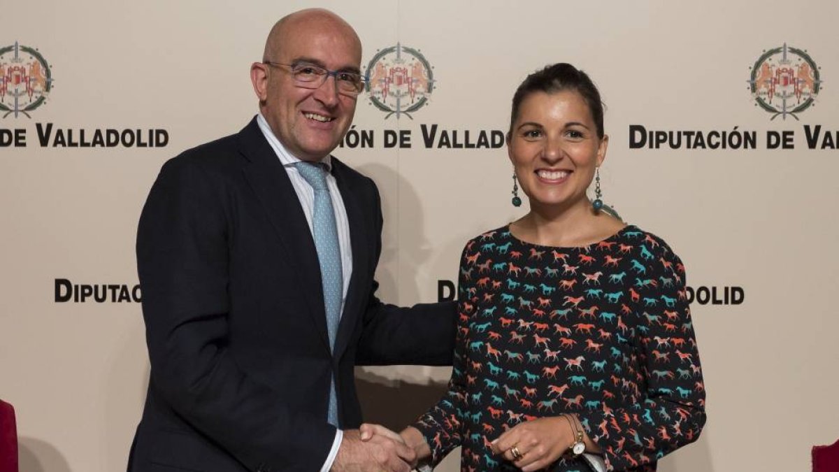El presidente de la Diputación de Valladolid, Jesús Julio Carnero, y la presidenta de la Asociación de Trabajadores Autónomos (ATA) de Castilla y León, Soraya Mayo, firman un convenio para la complementación de programas de empleo de la institución provin-Ical