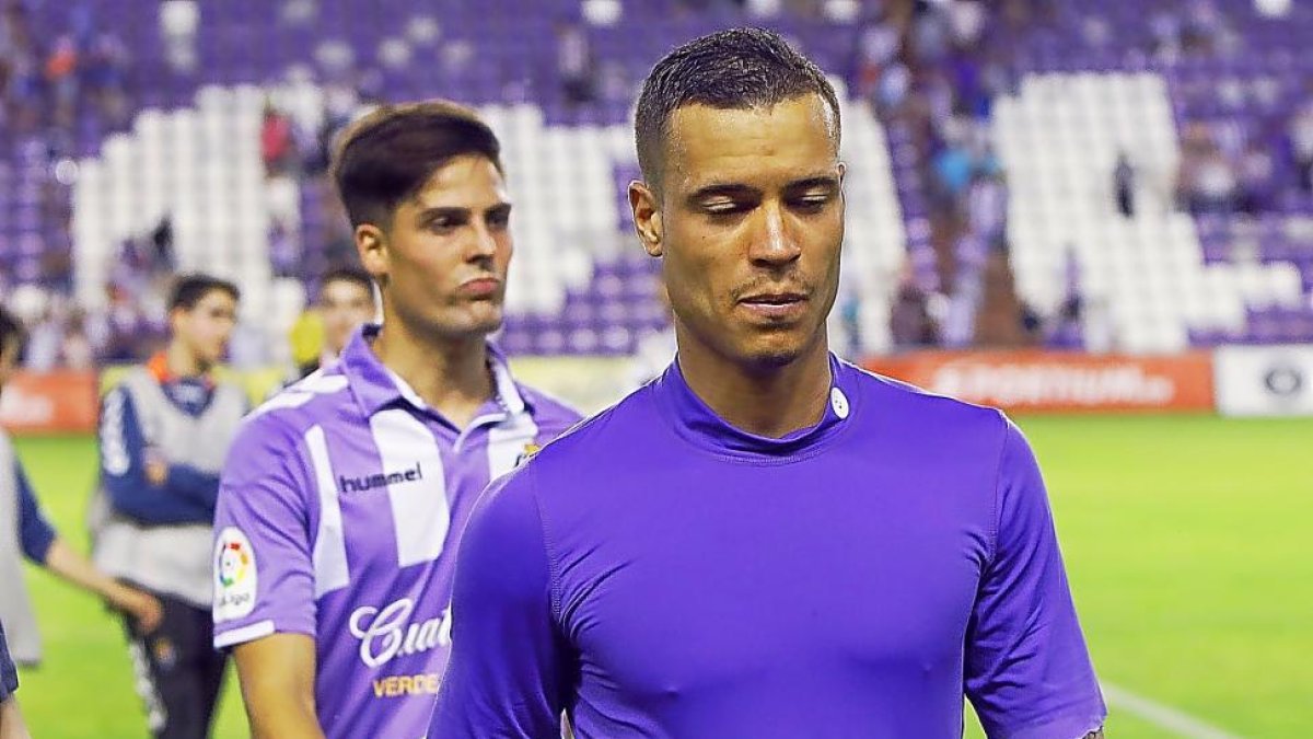 Raúl de Tomás, en primer plano, abandona abatido el terreno de juego tras el último partido de Liga.-J.M. LOSTAU