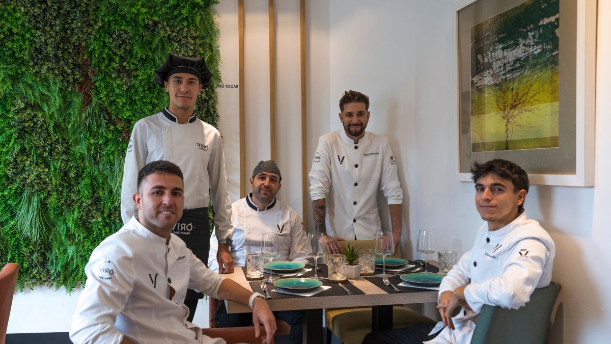 Víctor Rodríguez con parte de su equipo en el comedor del restaurante.