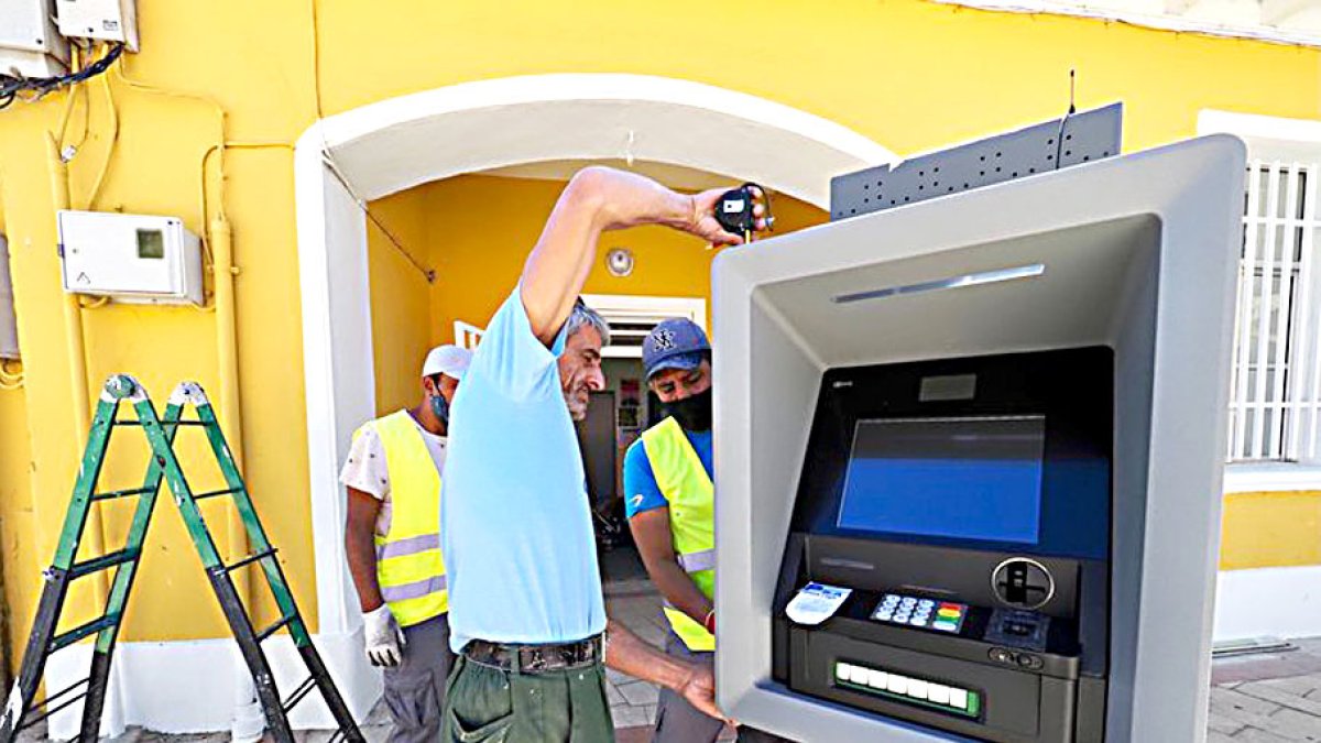 Instalación del primer cajero en Valdestillas