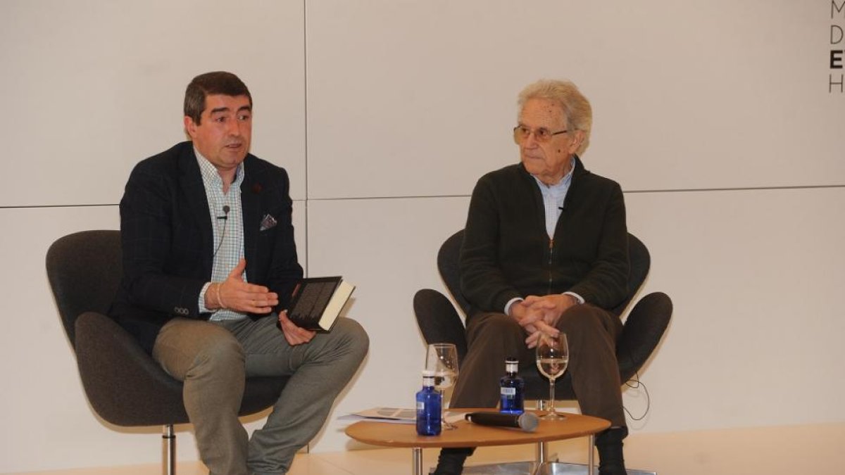PabloLago y Santos Juliá, duante la presentación del libro ayer en el MEH.-ISRAEL L. MURILLO