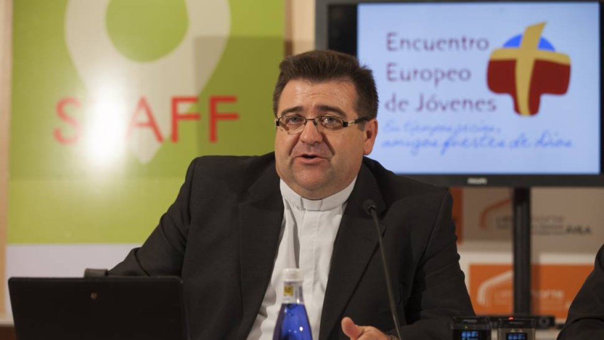 El director del Encuentro Europeo de Jóvenes, Raúl Tinajero, ofrece una rueda de prensa con motivo de la llegada de los participantes a Ávila.-ICAL