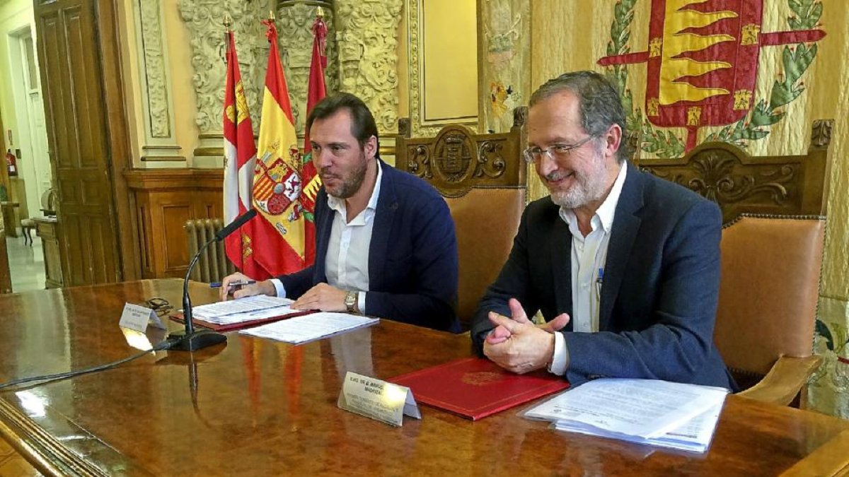 Puente y Saravia, durante su comparecencia en el Ayuntamiento.-D. V.