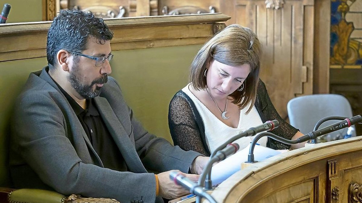 Alberto Bustos y María Sánchez durante el pleno del Ayuntamiento.-PABLO REQUEJO /PHOTOGENIC