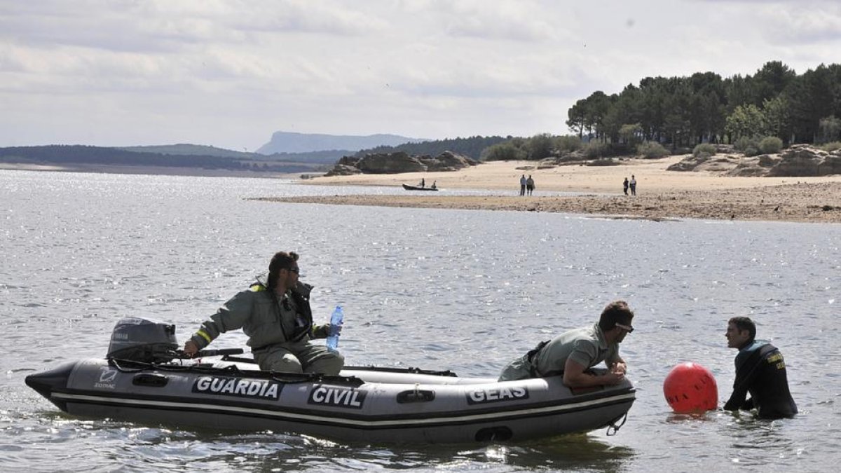 Efectivos de las Geas de Valladolid, ayer, en el pantano de la Cuerda del Pozo en Soria.-VALENTÍN GUISANDE