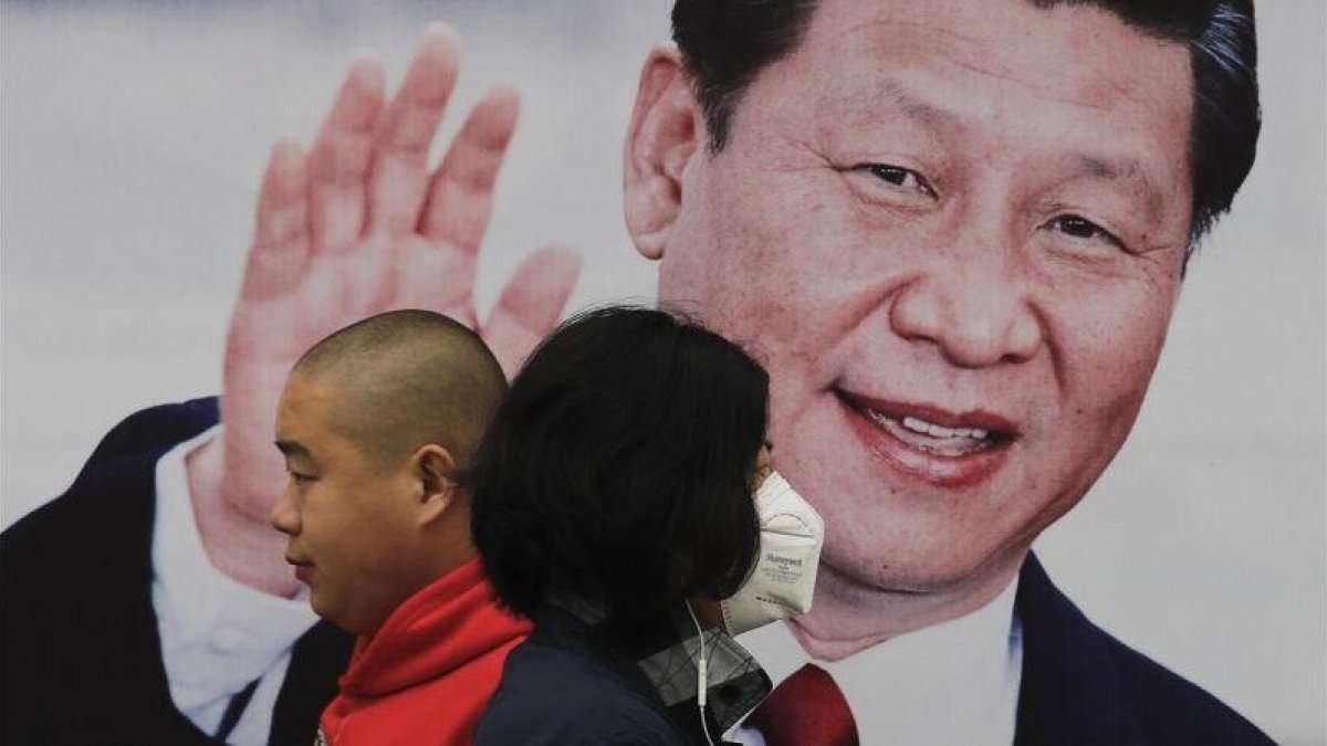Una valla publicitaria con la foto del líder chino Xi Jinping en Pekín.-AP / ANDY WONG