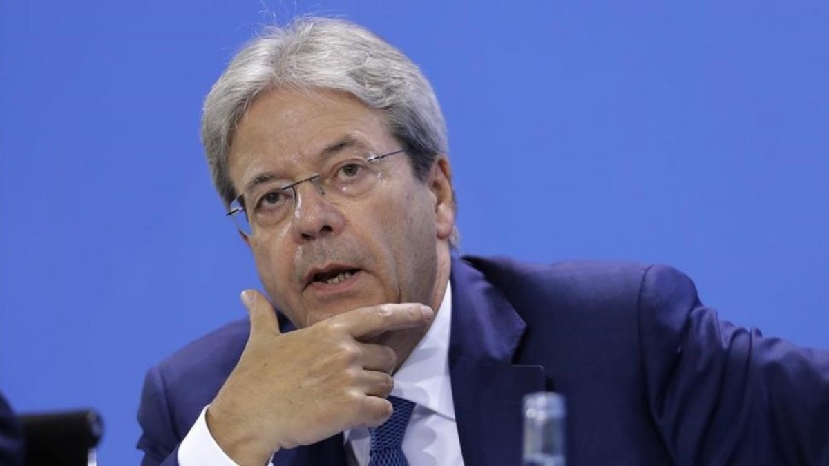 El primer ministro italiano, Paolo Gentiloni, durante la rueda de prensa en Hamburgo.-MARKUS SCHREIBER / AP