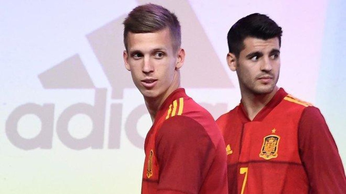 Olmo, junto a Morata, en la presentación de la nueva camiseta de la selección.-APF / ÓSCAR DEL POZO