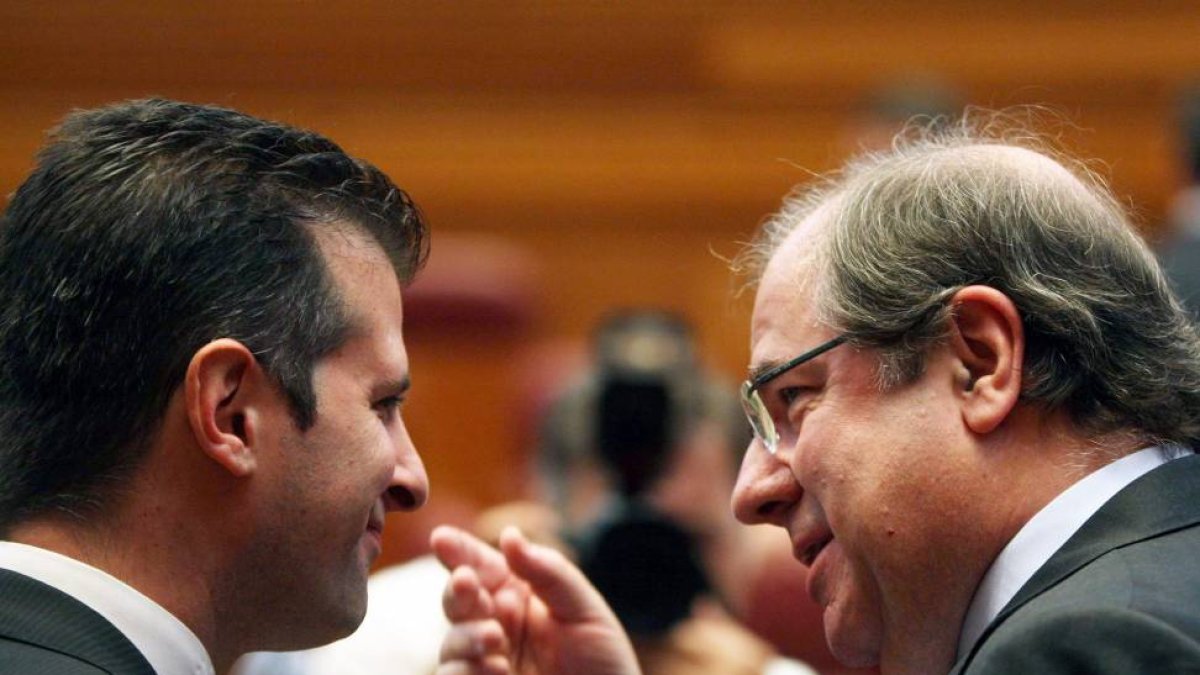 El presidente de la Junta, Juan Vicente Herrera, conversa con el procurador del PSOE Luis Tudanca, en la sesión constitutiva de la IX Legislatura de las Cortes de Castilla y León-Ical
