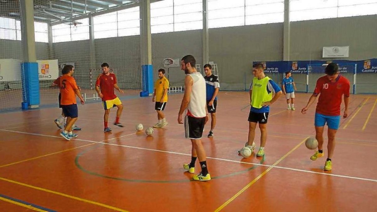 Los jugadores del ‘Uni’, en las instalaciones de Fuente la Mora.-E.M.