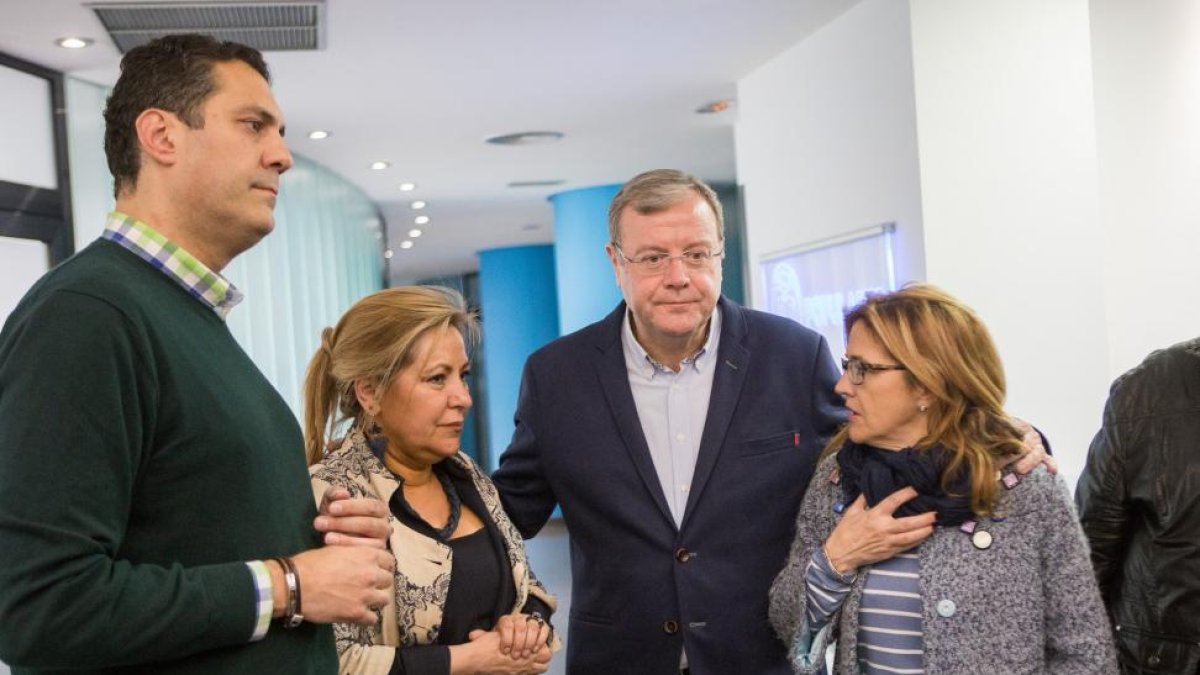 El precandidato a la Presidencia del PP de Castilla y León, Antonio Silván, atiende a los medios de comunicación en la sede del PP de Zamora.-ICAL