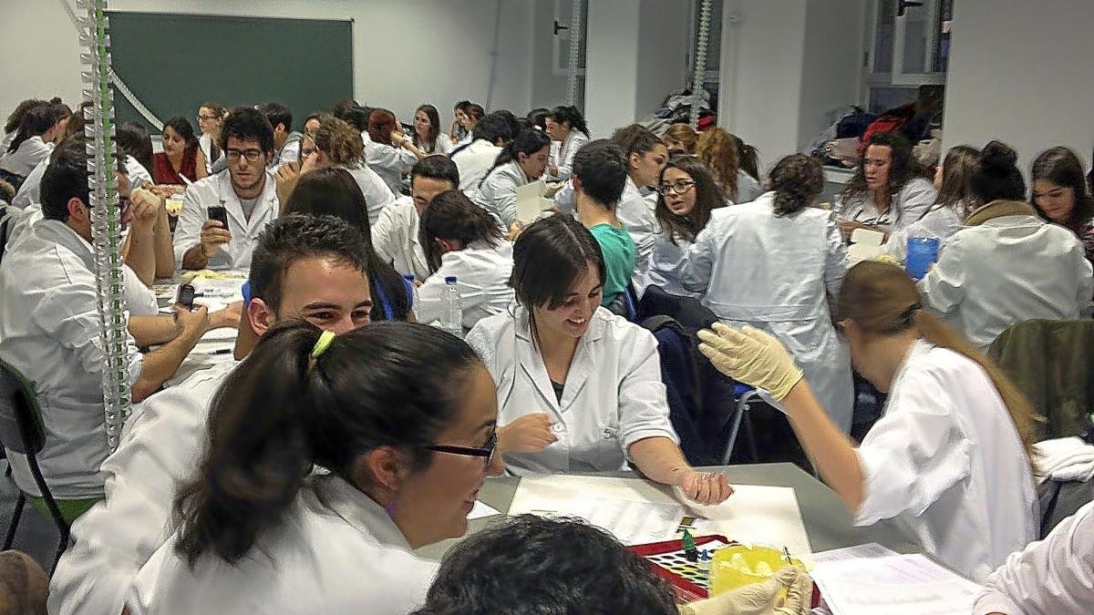 Alumnos del Grado de Medicina durante sus prácticas de laboratorio, en una imagen de archivo.-ICAL