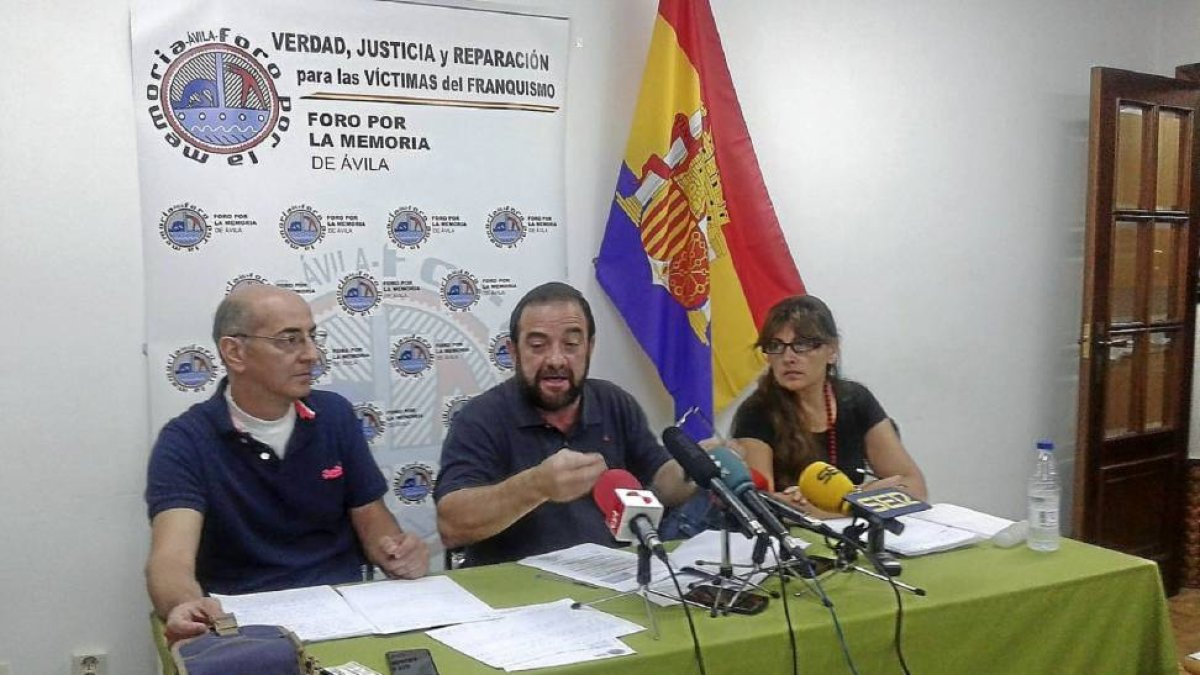 A la derecha el presidente del Foro por la memoria, Bruco Coca.-El Mundo