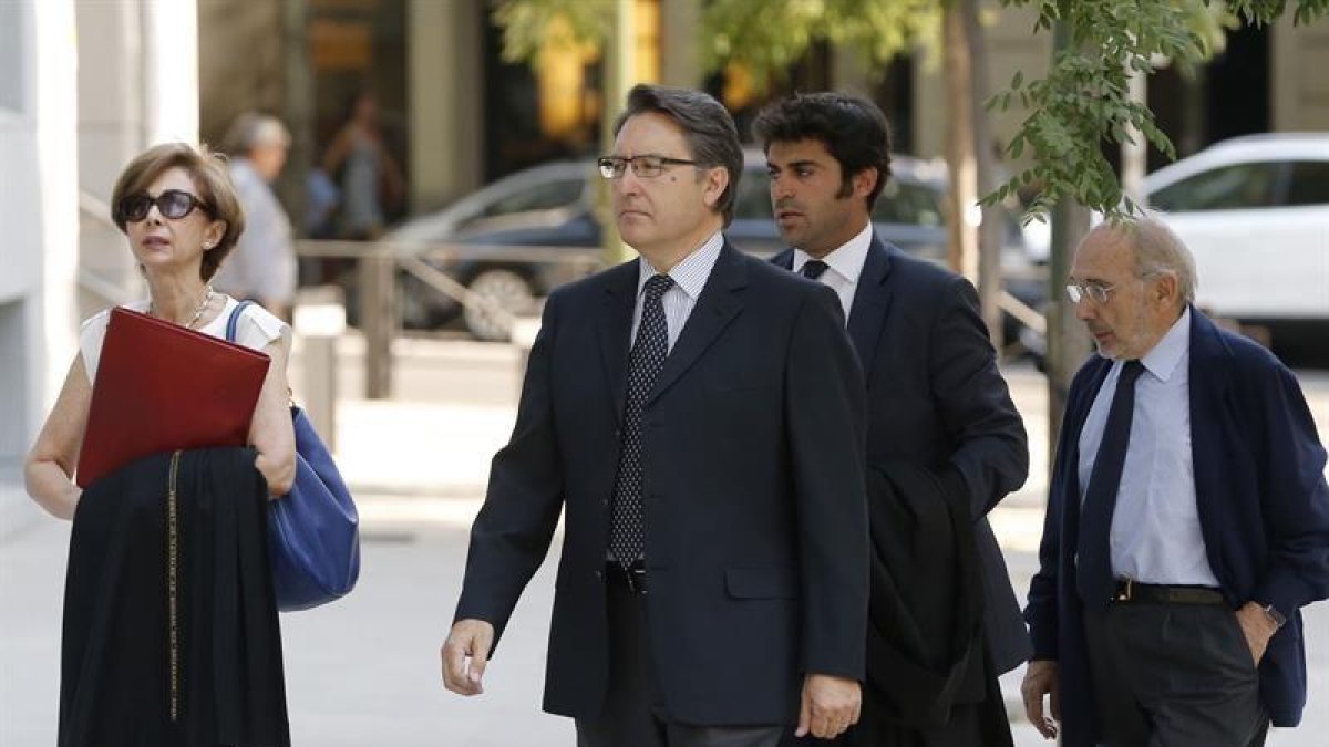 El expresidente de Afinsa Juan Antonio Cano y el exconsejero Albertino de Figuereido (dcha) a su llegada esta mañana a la Audiencia Nacional.-EFE / MARISCAL