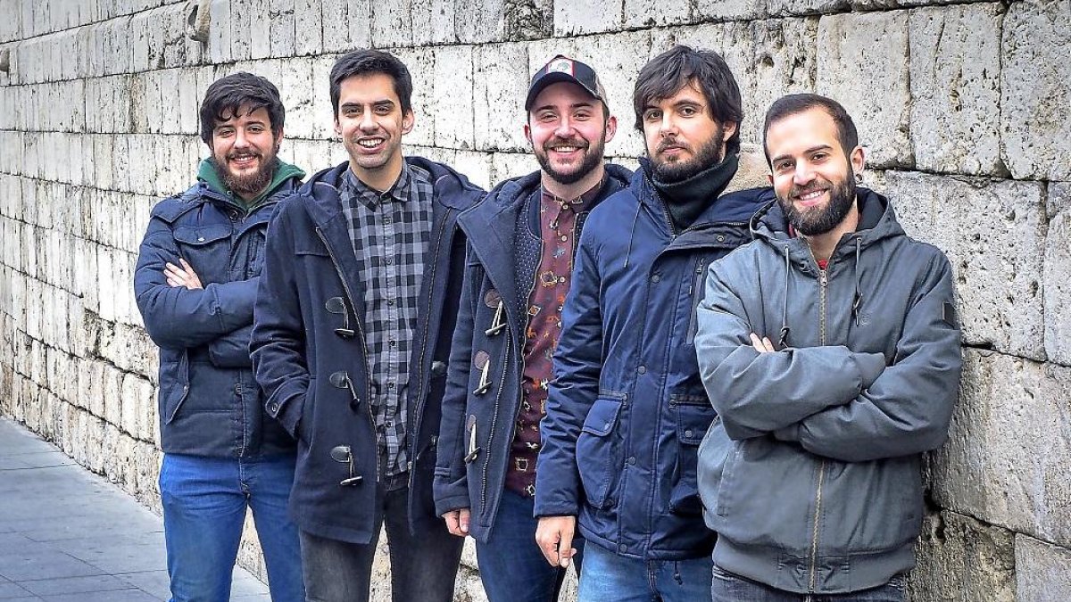 Los miembros de Octubre Polar Miguel Palomo, Rubén Martínez, Guillermo Mucientes ‘Muci’, Pablo Pelanas y Martín Leal junto a la Catedral.-MIGUEL ÁNGEL SANTOS