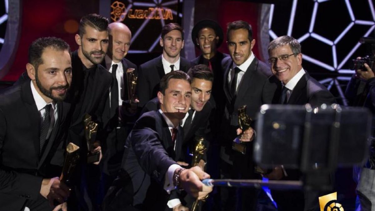 Óscar, en el centro agachado junto a Espinosa (Sporting), autor del ‘selfie’ grupal. De pie, Machín (Girona), Cuéllar, (Sporting),  Mel (Betis), Messi, Neymar, Bravo y Jordi Mestre (Barcelona).-LaLiga