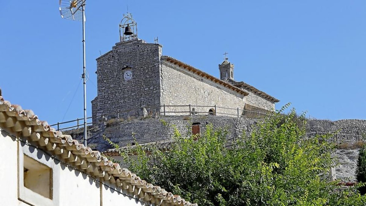 Ermita de Santa María del Castillo, vista desde el casco urbano de Trigueros del Valle.-J.M. LOSTAU