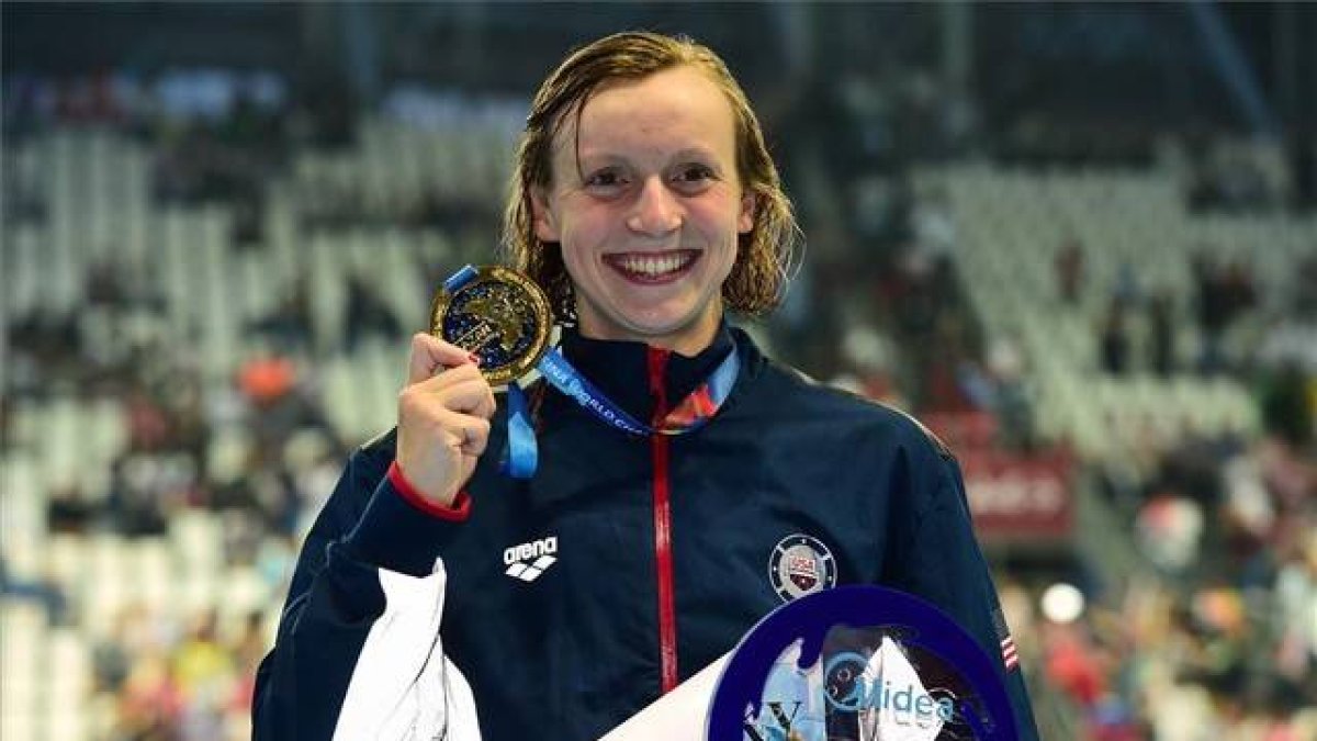 Katie Ledecky tras lograr su quinto oro en los mundiales de Kazán.-Foto: AFP