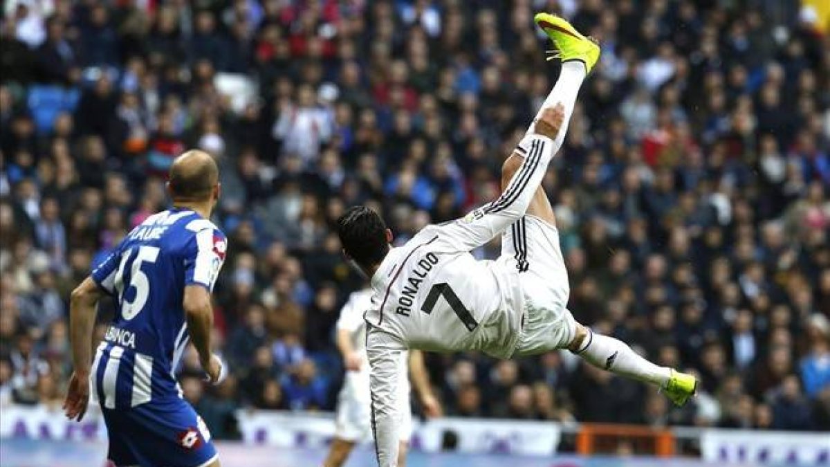 Cristiano intenta un remate acrobático en el partido ante el Depor en el Bernabéu.-Foto: EFE / KIKO HUESCA