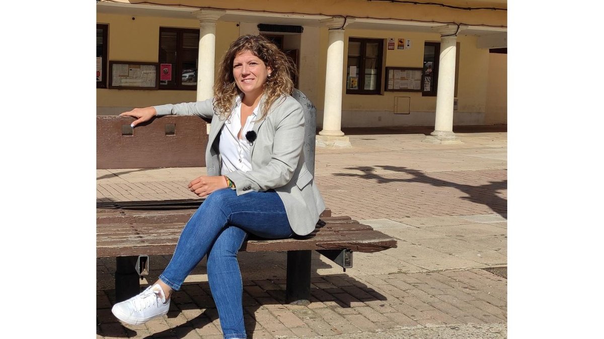 Paula Conde en la Plaza Mayor de Sahagún.- E. M.