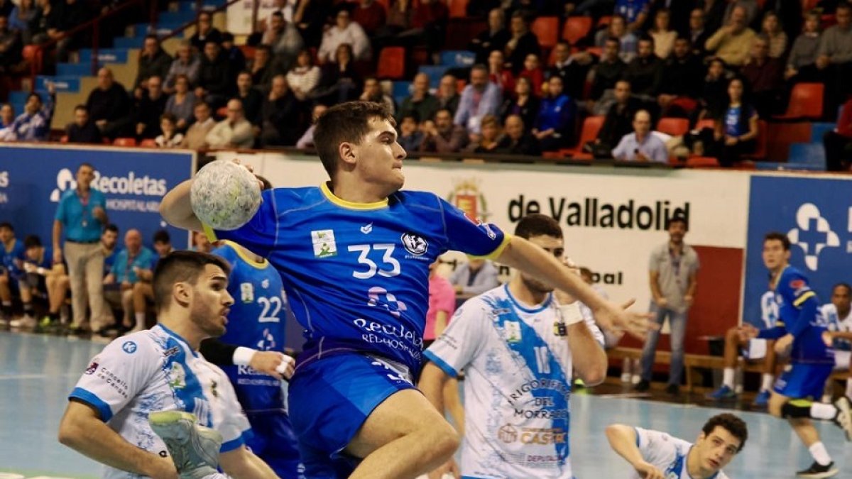 Pablo Herrero penetra entre líneas ante el BM Cangas. / PHOTOGENIC