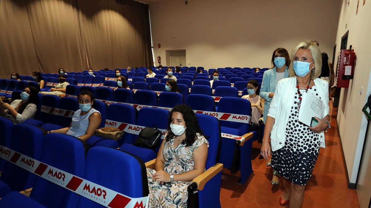 Las consejeras de Sanidad, Verónica Casado, y de Educación, Rocío Lucas, asisten al acto de homenaje y agradecimiento a los investigadores voluntarios del Laboratorio de Análisis PCR de SARS-CoV-2 (LAPCoV) promovido por la Universidad de Valladolid. - ICAL