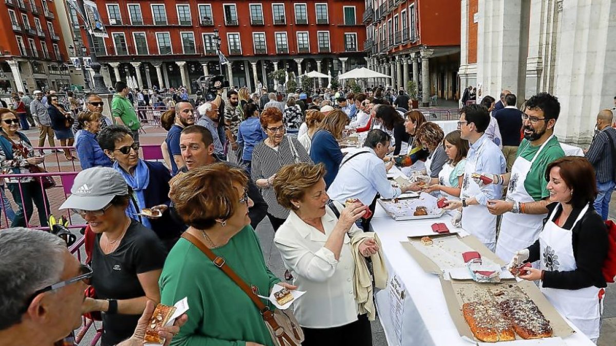 Los ciudadanos esperan para recibir la porción.-J.M. LOSTAU