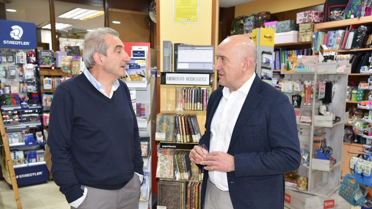 Jesús Julio Carnero, a la derecha, charla con un comerciante. E.M.