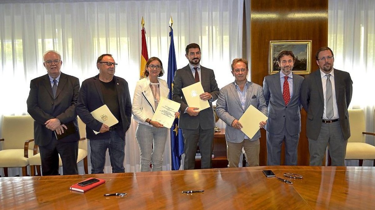 La ministra Reyes Montoro junto a responsables de Vestas y de los sindicatos durante la firma del acuerdo.-ICAL