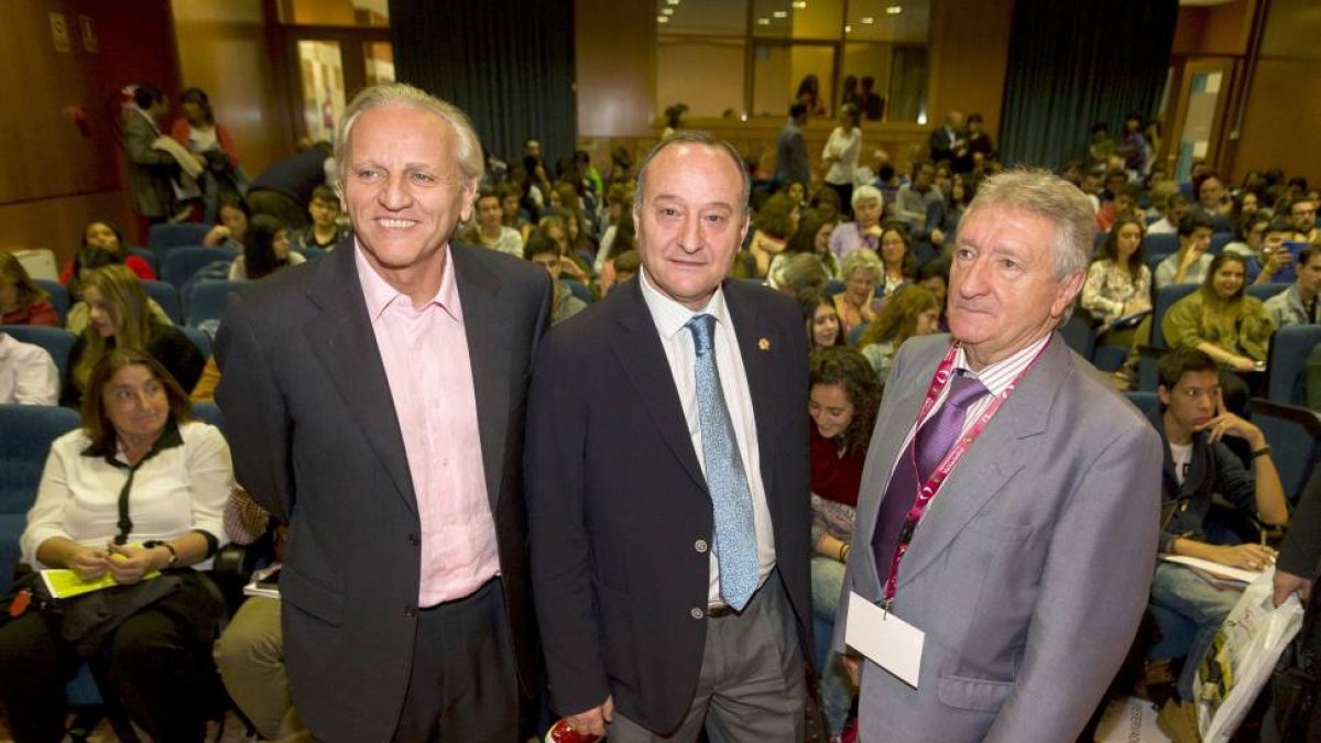 l periodista y Premio Nacional de Periodismo Álex Grijelmo inaugura el XIV Congreso de Historiadores de la Comunicación. En la imagen junto al rector de la UVA, Rafael Daniel (C), y el catedrático de Historia, Celso Almuñia (D).-ICAL