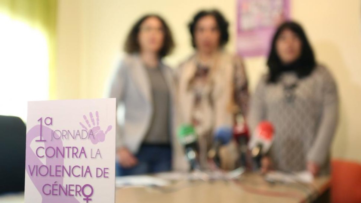 La trabajadora social de Adavasymt Patricia Velasco; la abogada Rosario Achúcarrola, durante la rueda de prensa en la Asociación a Víctimas de Agresiones Sexuales y Malos Tratos-ICAL